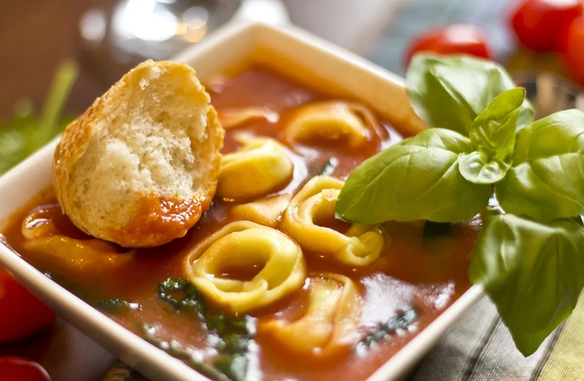 Rustikale italienische Tortellini-Suppe