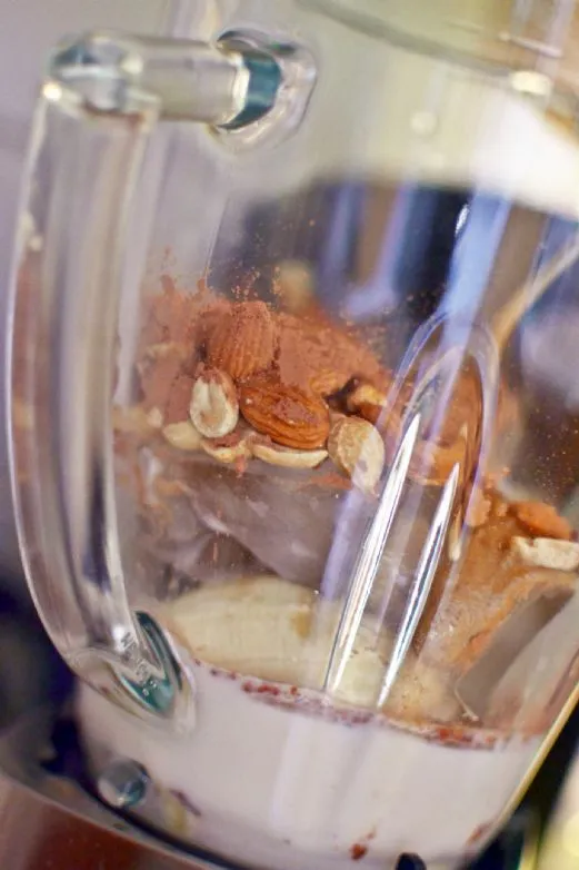 Kakao-Bananen-Nuss-Smoothie