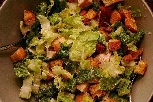 Zitronen-Pfeffer-Hühnchen-Caesar-Salate