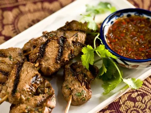 Gegrillte Schweinefleisch-Kabobs mit roter Chilisauce