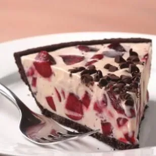 Kirscheis-Pie mit Schokoladenkekskruste