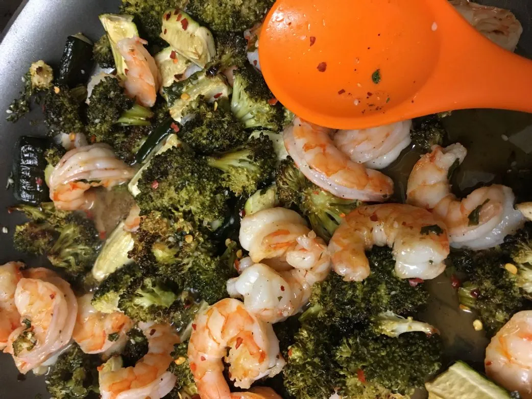 Garnelen-Pfanne mit Honig-Knoblauch-Sauce