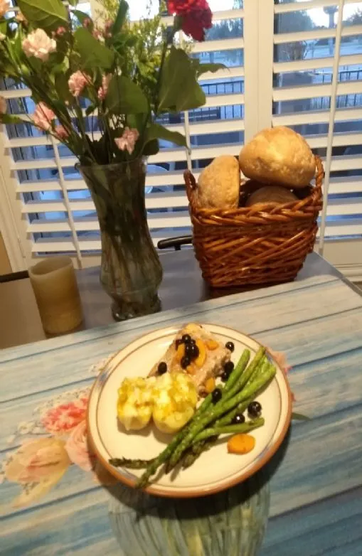 Gegrillter Lachs mit glasierten Pfirsichen und Heidelbeeren