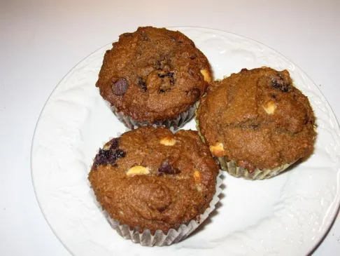 Brombeer-Muffins mit weißer und dunkler Schokolade