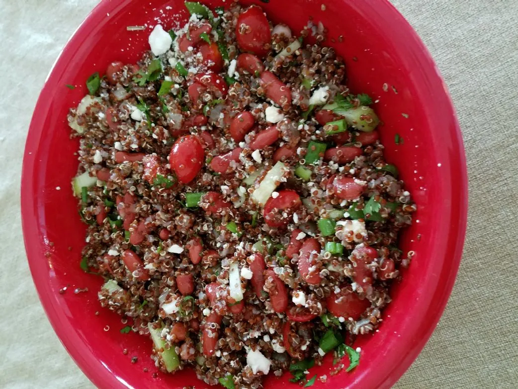Roter Quinoa-Salat
