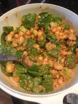 Quinoa-, Kichererbsen- und Spinatsalat mit geräuchertem Paprika-Dressing