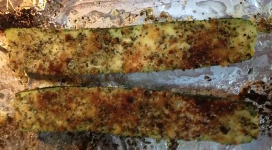 Im Ofen überbackene Parmesan-Zucchini