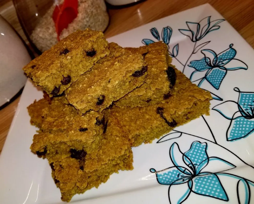 Gebackene Haferflockenriegel mit Rosinen