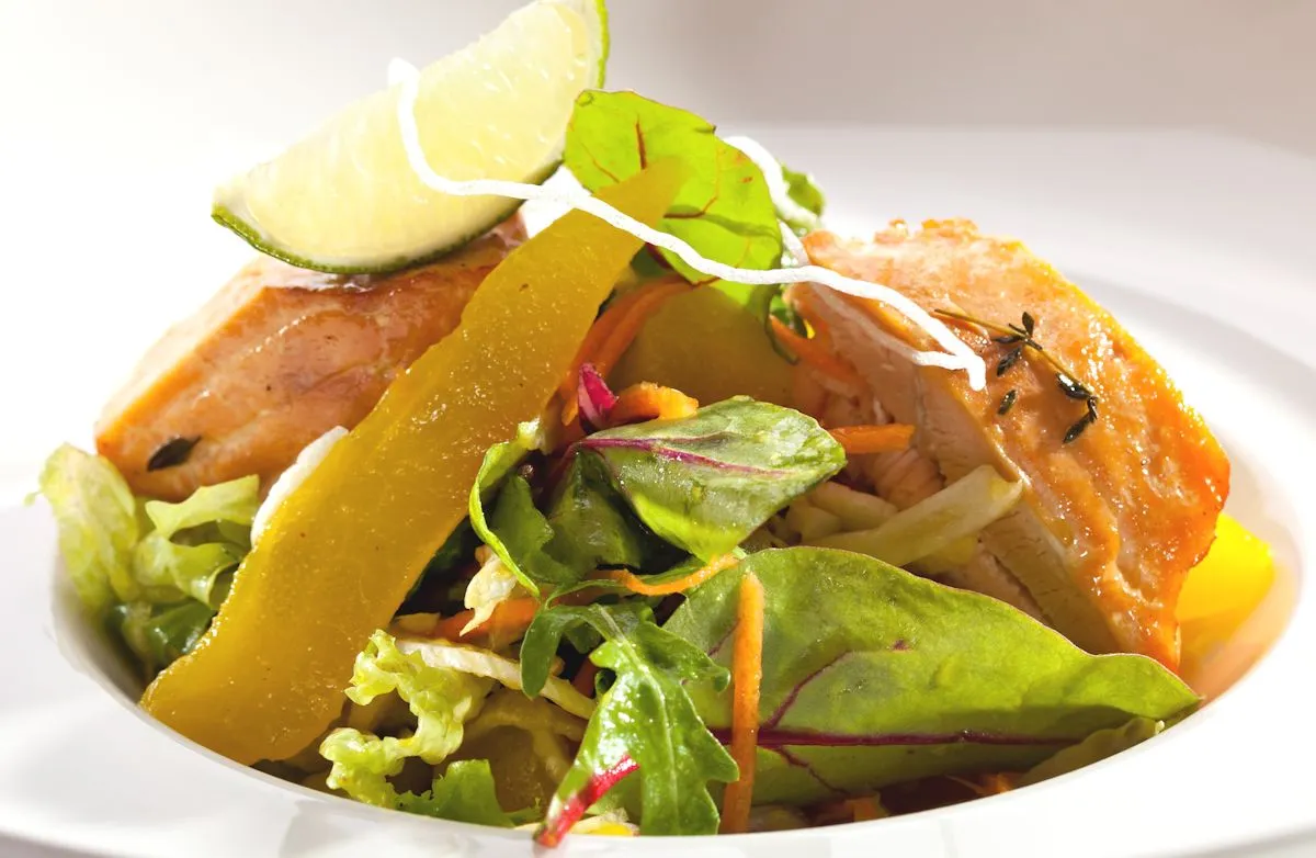 Lachs auf Salat mit Limetten-Ingwer-Dressing