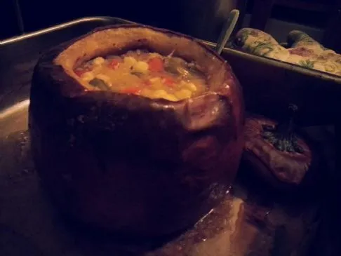 Scharfer Herbst-Eintopf, gebacken in einem Kürbis