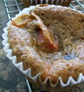 Bananen-Beeren-Rhabarber-Muffins