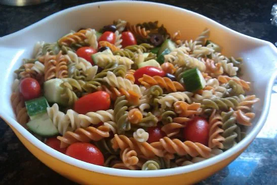 Gurken- und Tomatennudelsalat