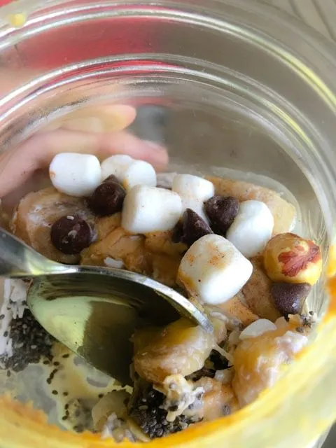 Übernacht-Haferflocken mit Cashewbutter, Marshmallows und Schokolade