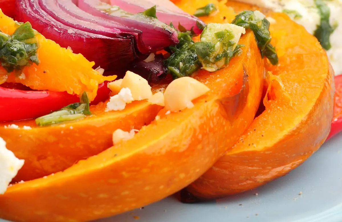 Geröstete Kürbisspalten mit Kürbiskernpesto