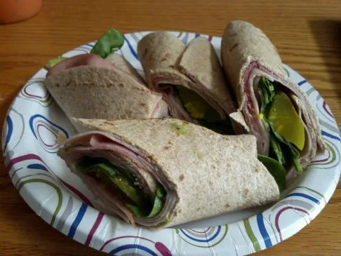 Schinken-, Puten-, Spinat- und Avocado-Wrap