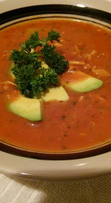 Tomatensuppe mit Hähnchen und braunem Reis