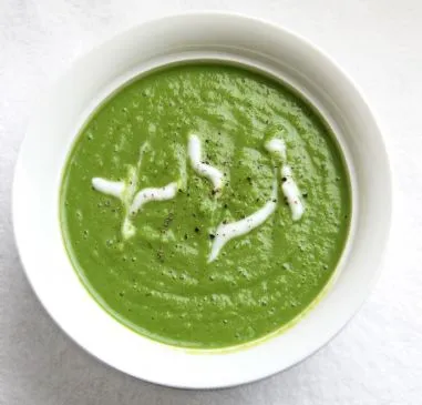 Rauchige Paprika-Bacon- und Erbsensuppe