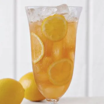 Ananas- und Gewürznelken-Tee-Cooler