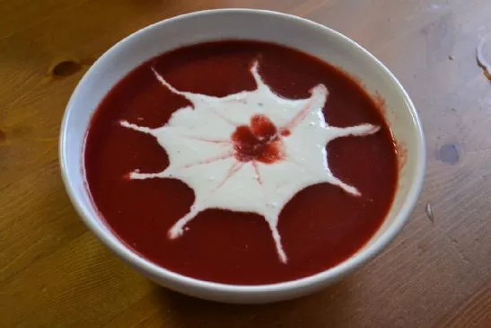 Rote-Bete-Suppe mit Ziegenkäse-Creme