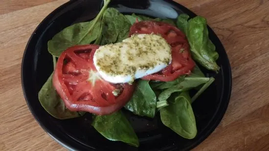 Tomaten-Mozzarella-Spinat-Salat