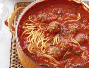 Spaghetti und Fleischbällchen-Suppe