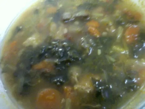 Hühnchen-Kale-Spinat-Navy-Bohnen-Suppe
