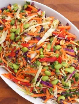 Asiatischer Slaw mit Erdnussdressing