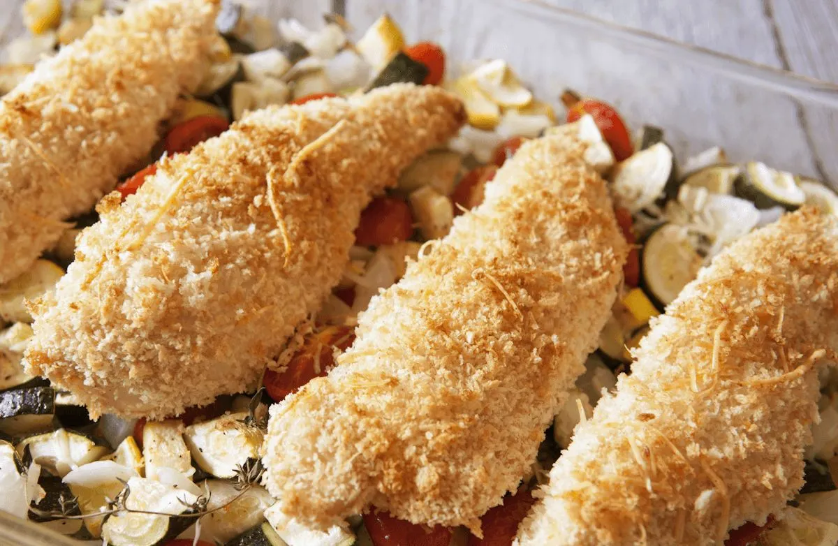 Überbackenes Hähnchen Parmesan mit geröstetem Sommerkürbis