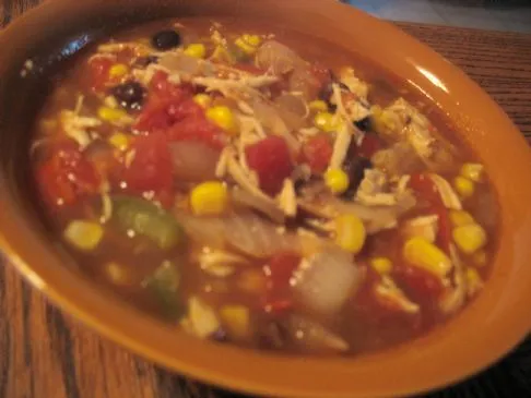 Mexikanische Hähnchensuppe mit schwarzen Bohnen und Gemüse