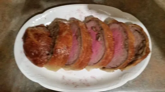 Rinderfilet Wellington mit Schalotten- und Rotweinsauce