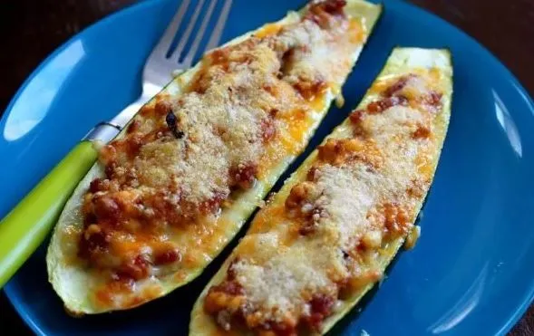 Mit Rindfleisch und Käse gefüllte Zucchini