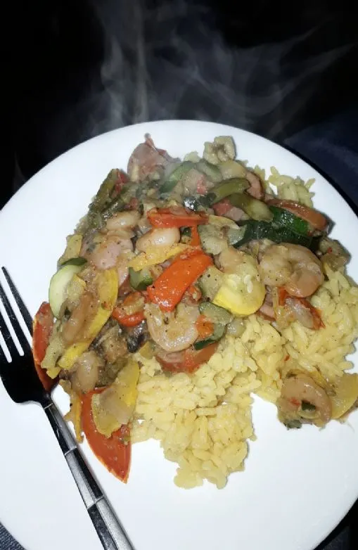 Cajun-Garnelen und Wurst-Pfanne