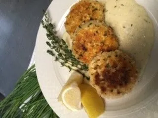 Knusprige Mini-Küchlein aus Rotbarsch