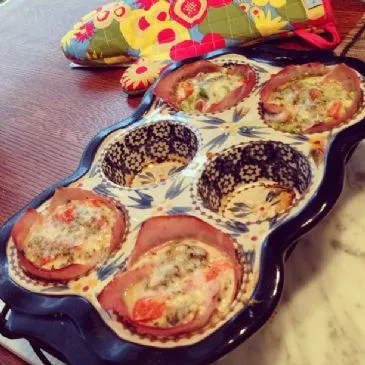 Gebackene Schinken-, Ei- und Gemüsetassen