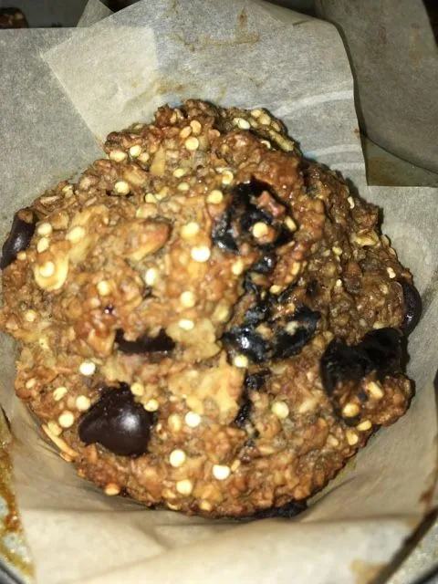 Muffins mit Kleie, Haferflocken, Quinoa und Chiasamen mit Pflaumen und Zartbitterschokolade