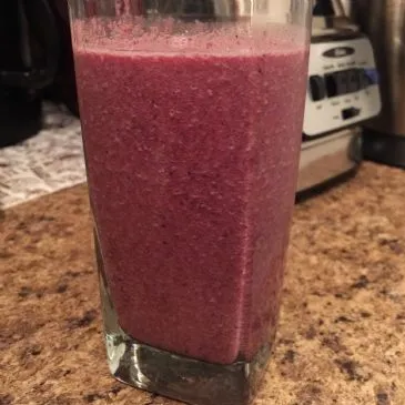 Blaubeer-, Erdbeer-, Mandelmilch- & Whey-Protein-Smoothie