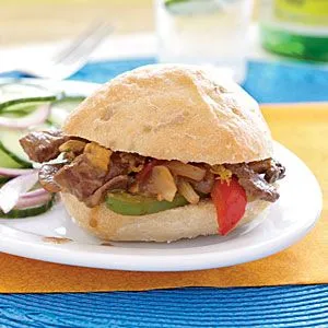 Champignon- und Süßzwiebel-Cheesesteaks