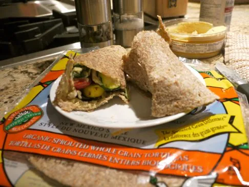 Gegrillter Gemüse- und Hummus-Wrap