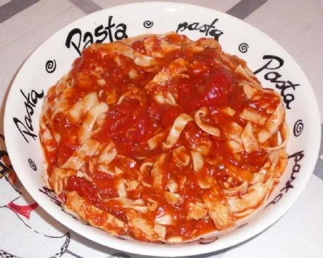 Veganer Chick'n & Tomaten-Fettucini mit weniger Kohlenhydraten