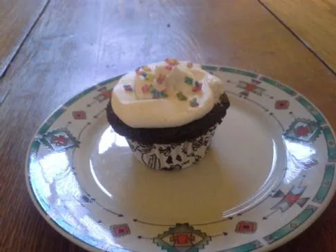 Schokoladen-Cupcakes mit Vanille-Buttercreme-Frosting