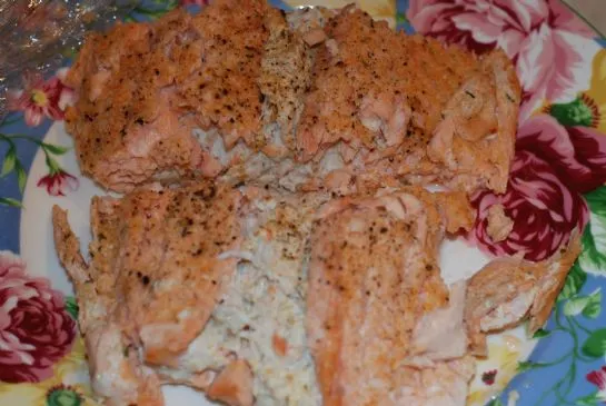 Mit Königskrabben gefüllter Lachs mit Zitronensauce