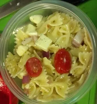 Schmetterlings-Mozzarella-Italienischer Nudelsalat