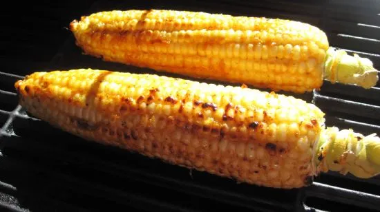 Gegrillter Mais mit rauchiger Limettenmayonnaise