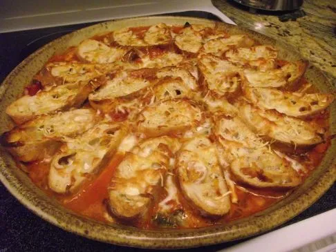Überbackene Minestrone mit französischem Baguette.