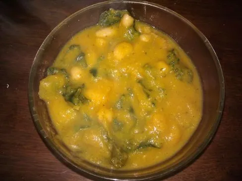 Butternut-Kürbissuppe mit Cannellini-Bohnen und Grünkohl