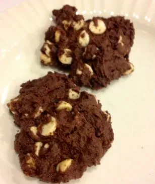 Zuckerfreie, potenziell milchfreie Schokoladen-Weißer-Schokoladenkekse