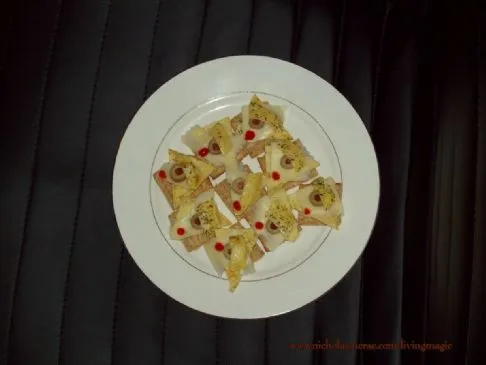 Adilphran Frühstück (Canapé mit Dill, Olive und Ei)