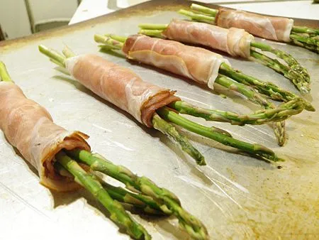 In Prosciutto gewickelter Spargel mit Ziegenkäse