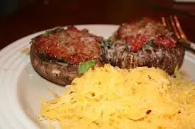 Gefüllte Champignons mit Tomatensauce & Pasta