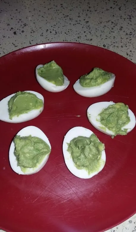 Avocado gefüllte Eier
